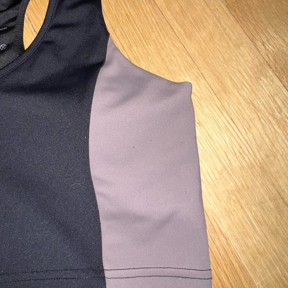 Very cute workout set! Top has cups and is supportive! Shorts have pockets. - Picture 8 of 8